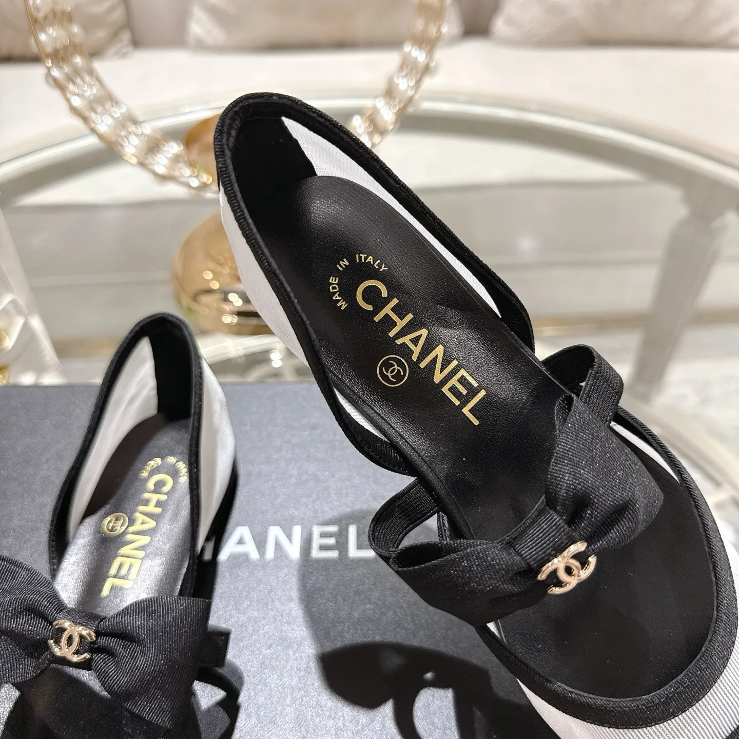 👟👟Ex-factory price 540👟👟 Mesh [purchase-level quality] CHANEL Xiaoxiang 25/A new summer bow-tie shoes 💃 This pair of loafers is really breathtakingly beautiful! Made of cowhide fabric + imported mesh, every detail exudes a sense of high-end ~ classic bow design, Italian genuine leather sole, comfortable and classy on the feet, a perfect must-have for fairies!  🌟 All counters are from the same source! All materials are customized according to the original 1:1, and are developed and patterned from genuine products. The quality is absolutely assured ~ a classic that must be bought every year, a versatile artifact that looks great whether paired with skirts or jeans!  💖 The perfect finishing touch for summer outfits, sisters, just do it! 👉 Fabric: Imported sheepskin Lining: Imported sheepskin Outsole: Private molded outsole Code number: 35-40 (41 customized, non-refundable) Mesh surface